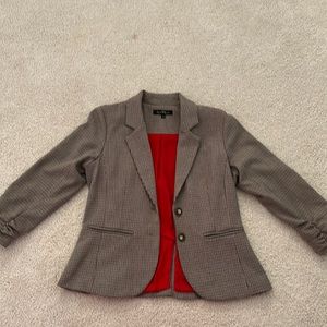 Fitted brown plaid blazer